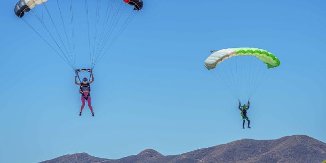 skydivers-landing