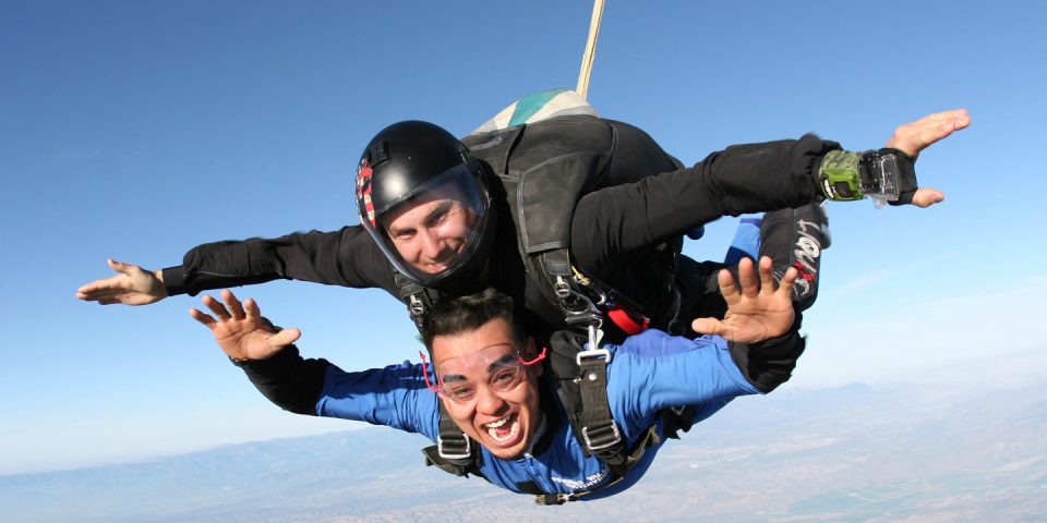 can you pass out while skydiving? tandem skydivers smiling in freefall